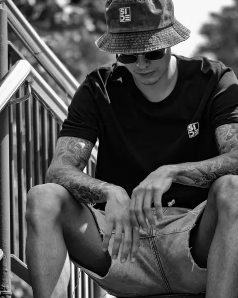 Gorro y camiseta negra con el logo SIDE