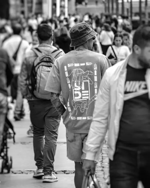 Camiseta con el estampado trasero de SIDE MUSIC BCN, en la calle