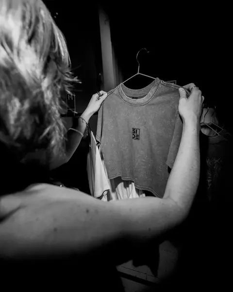 Camiseta corta gris con el logo SIDE pequeño